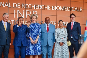 La ministre Meryame Kitir rend visite à l'Institut National de Recherche Biomédicale (INRB) en compagnie du couple royal